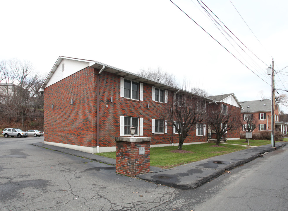 221 Plank Rd in Waterbury, CT - Building Photo