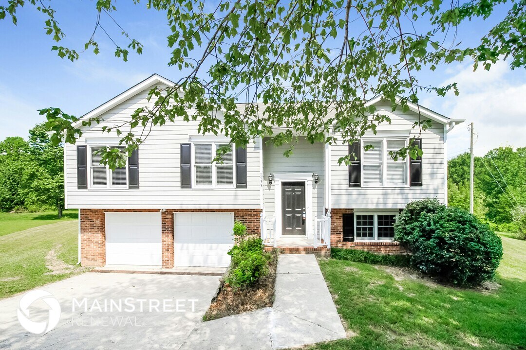 1933 Graywood Ct in Winston-Salem, NC - Building Photo