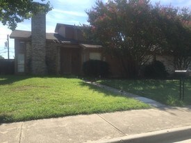 13316-13318 Daystrom Ct in Dallas, TX - Building Photo