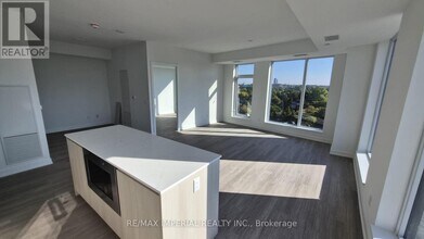 8188 Yonge St in Vaughan, ON - Building Photo - Building Photo