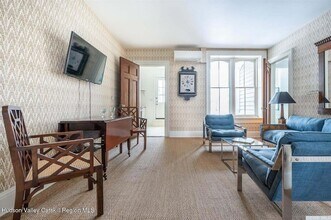 613 Warren St, Unit 1 in Hudson, NY - Foto de edificio - Building Photo