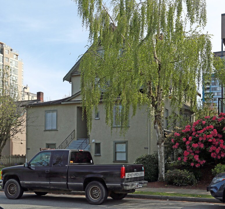 The Villa Capri in Vancouver, BC - Building Photo