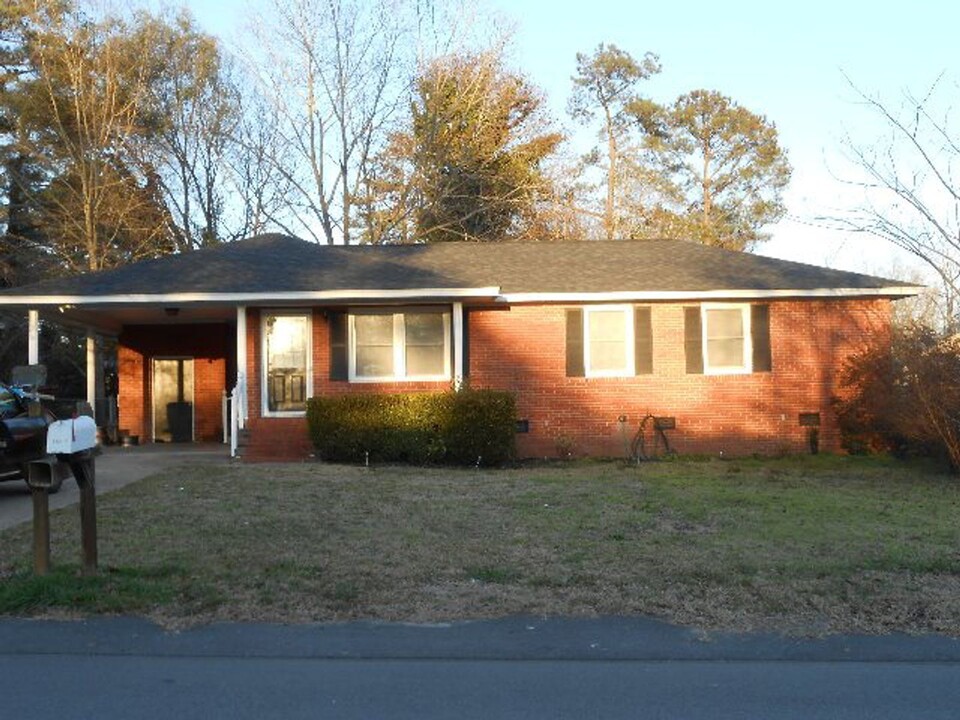 5586 Oakcrest Rd in Sumter, SC - Building Photo