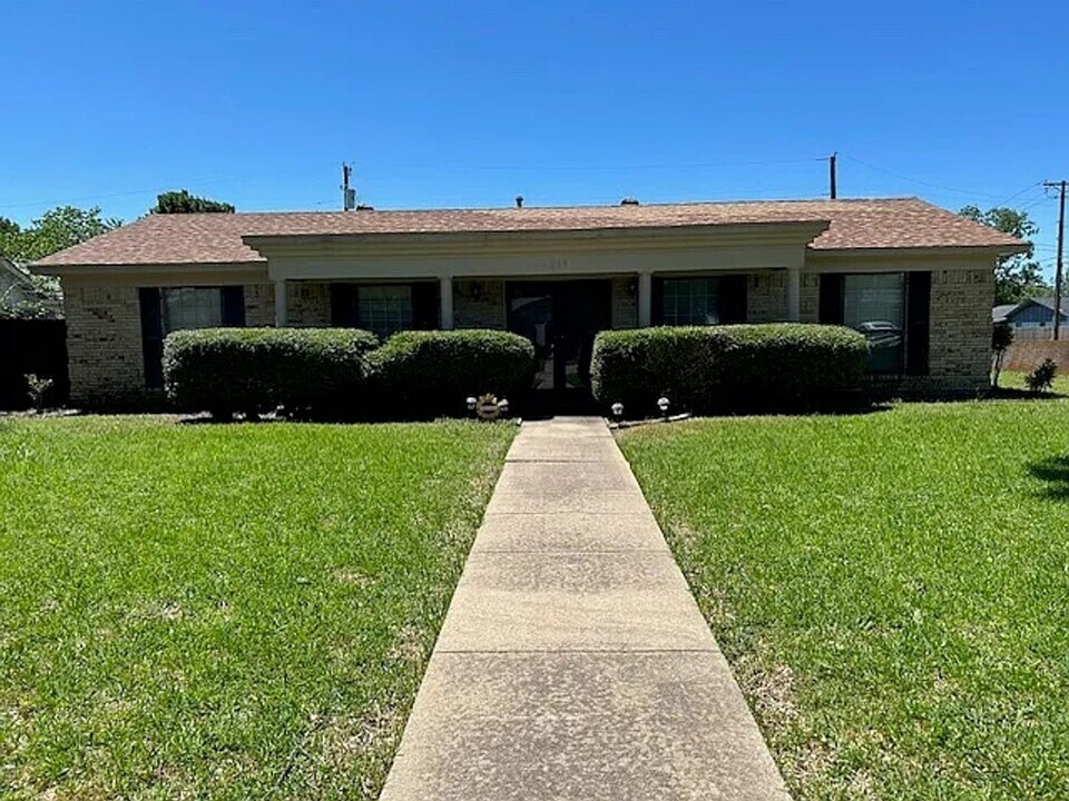 639 Silverstone Dr in Richardson, TX - Building Photo