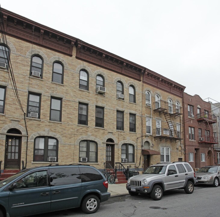 39 Withers St in Brooklyn, NY - Building Photo