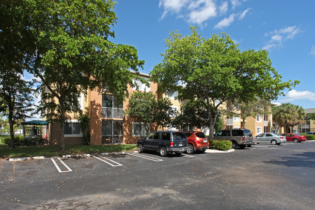 Congress Park in Lake Worth, FL - Foto de edificio - Building Photo