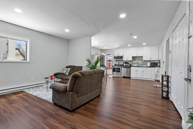 165 Saratoga St, Unit 2 in Boston, MA - Foto de edificio - Building Photo