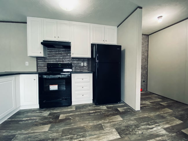 144 Hollywood Blvd in Anderson, IN - Foto de edificio - Building Photo