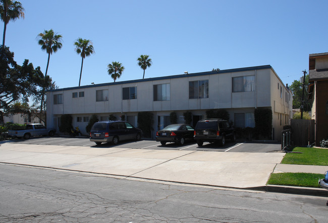 Villa Serena Apartments in San Diego, CA - Foto de edificio - Building Photo