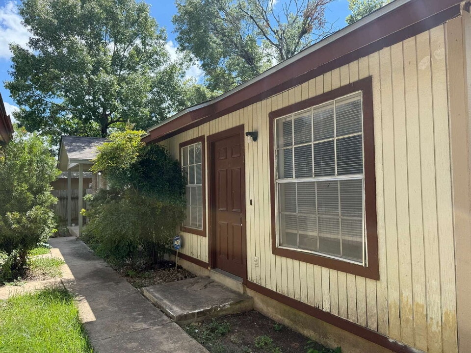 5221 Meadow Rise St in San Antonio, TX - Building Photo