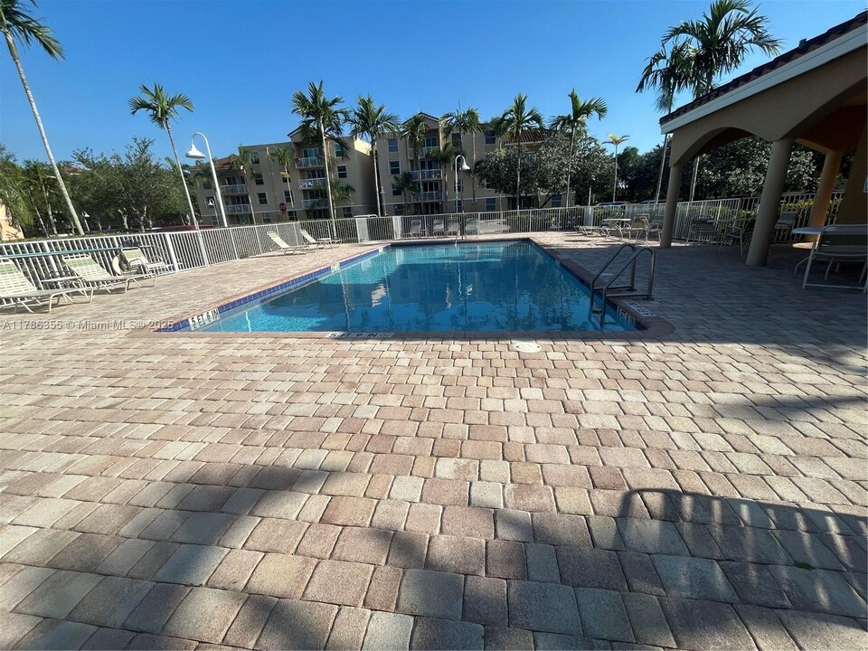 529 E Sheridan St in Dania Beach, FL - Building Photo
