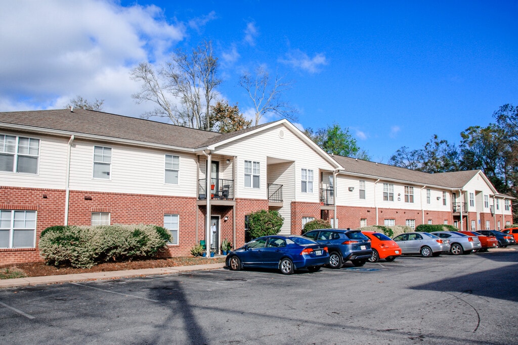 Hallmark Apartments in Columbia, TN