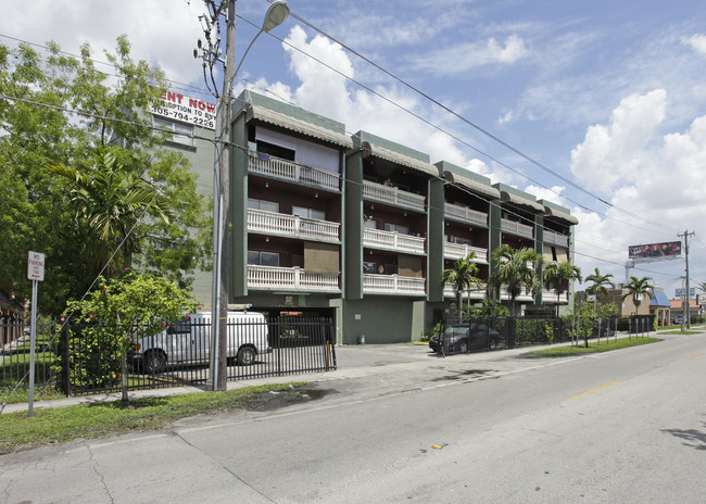 The Palmetto Residence in Hialeah, FL - Foto de edificio - Building Photo