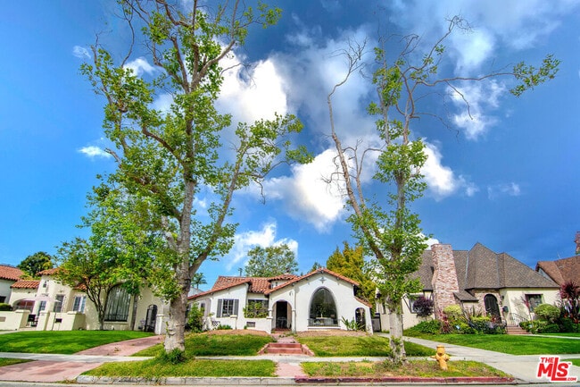 property at 147 S Poinsettia Pl