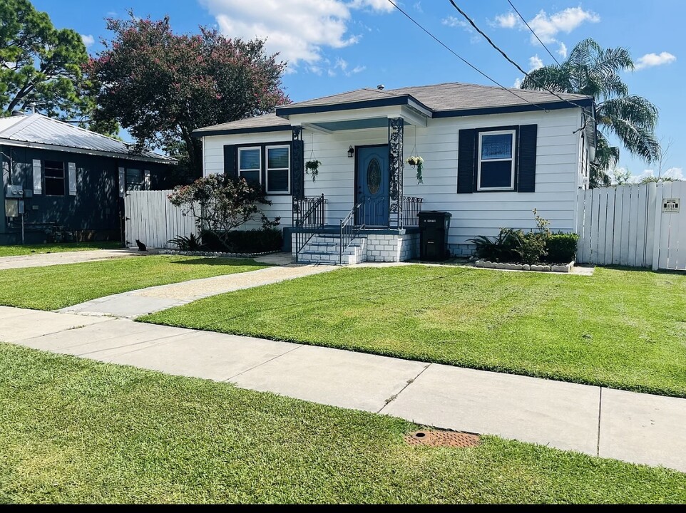 226 E Casa Calvo St in Chalmette, LA - Building Photo