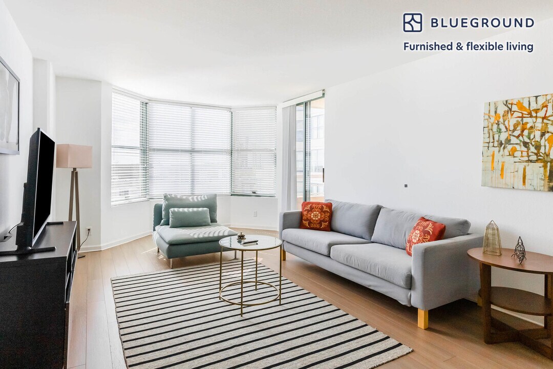 2 Townsend St in San Francisco, CA - Building Photo