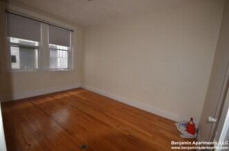 131 Sutherland Rd, Unit A in Boston, MA - Building Photo - Building Photo