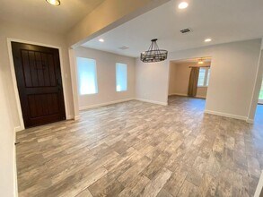210 Leaflet Ln in Spring, TX - Foto de edificio - Building Photo