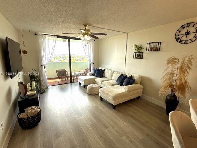 1825 W 44th Pl in Hialeah, FL - Foto de edificio - Building Photo