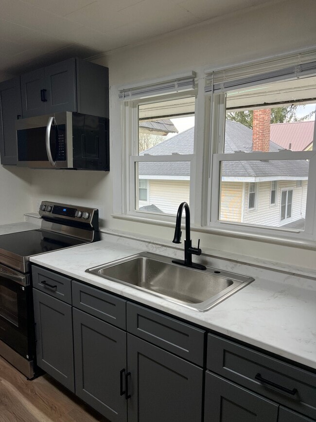 11 Rickard St, Unit 2 in Cortland, NY - Foto de edificio - Building Photo