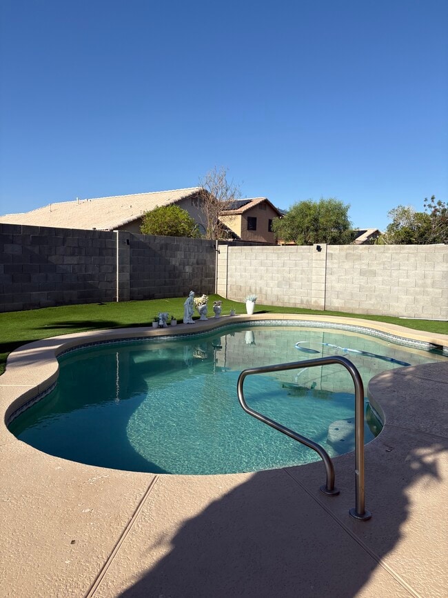 8456 W Cherry Hills Dr in Peoria, AZ - Foto de edificio - Building Photo