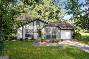 8495 N Pond Dr in Riverdale, GA - Building Photo