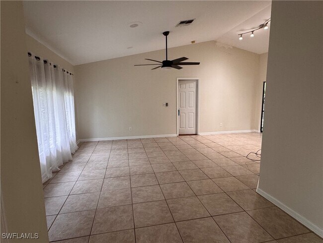 19233 Pine Run Ln in Ft. Myers, FL - Building Photo - Building Photo