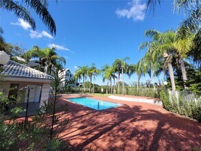 2831 N Oakland Forest Dr, Unit 108 in Oakland Park, FL - Foto de edificio - Building Photo