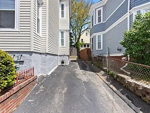 17 Cypress St, Unit #1 in Somerville, MA - Foto de edificio - Building Photo