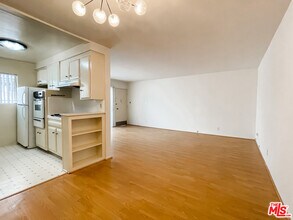 935 N Alfred St in Los Angeles, CA - Building Photo - Building Photo