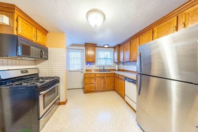 105 Oakdale Rd in Newton, MA - Building Photo - Building Photo