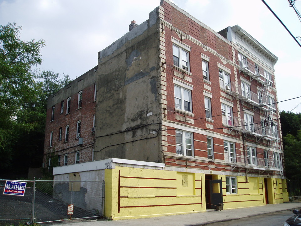 256-258 Woodworth Ave in Yonkers, NY - Building Photo