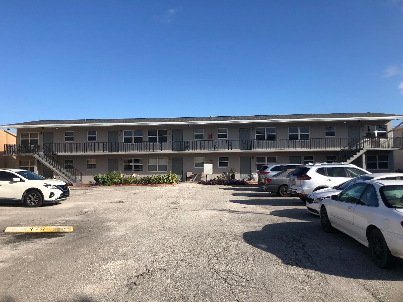 1611 Green Ln in Lantana, FL - Building Photo