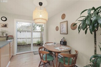 4167 SE Cesar E Chavez Blvd in Portland, OR - Foto de edificio - Building Photo