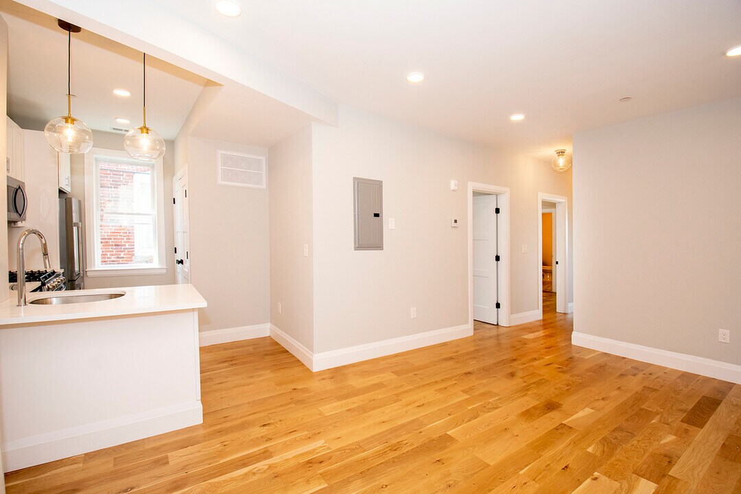 58 Frankfort St in Boston, MA - Building Photo
