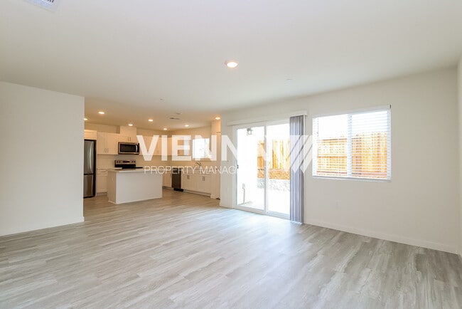 1048 Silver Feather Wy in Roseville, CA - Building Photo - Building Photo