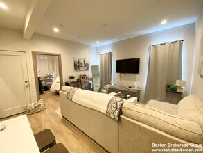 118 Buttonwood St, Unit 1 in Boston, MA - Foto de edificio - Building Photo