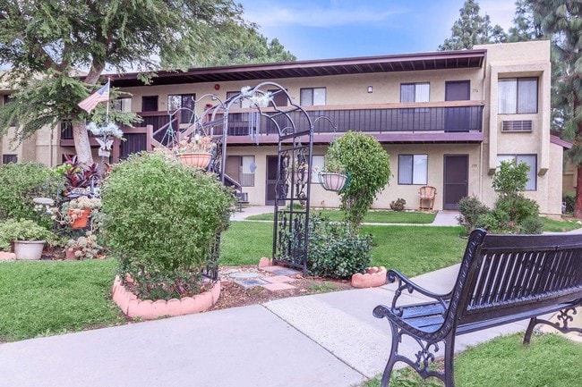 Heritage Park Alta Loma 55+ in Rancho Cucamonga, CA - Foto de edificio - Building Photo