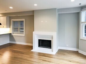 2320 N Southport Ave, Unit 2 in Chicago, IL - Building Photo - Building Photo