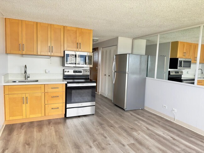 2211 Ala Wai Blvd, Unit 3007 in Honolulu, HI - Foto de edificio - Building Photo