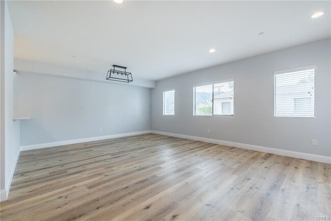 2340 Montrose Ave in Montrose, CA - Building Photo - Building Photo