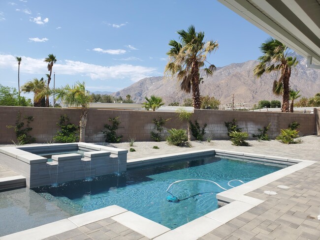 683 Ventana Ridge in Palm Springs, CA - Foto de edificio - Building Photo