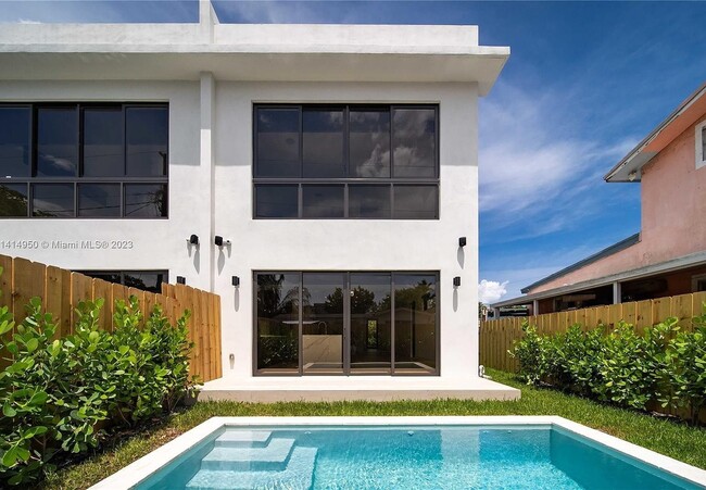 2710 SW 34th Ave in Miami, FL - Building Photo - Building Photo