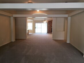 5801 Roscomare St in Bakersfield, CA - Building Photo - Building Photo