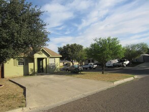 1302 Ford Ct in Laredo, TX - Building Photo - Building Photo