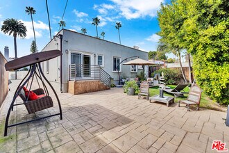 326 N Doheny Dr in Beverly Hills, CA - Building Photo - Building Photo