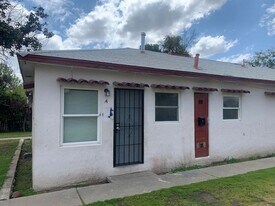 213 Oildale Dr in Bakersfield, CA - Building Photo