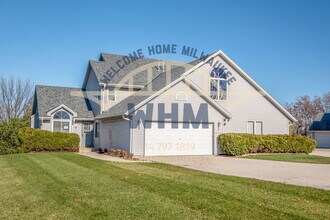 18910 Hi View Dr in Brookfield, WI - Building Photo - Building Photo