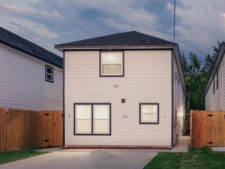 6704 Haight St in Houston, TX - Building Photo