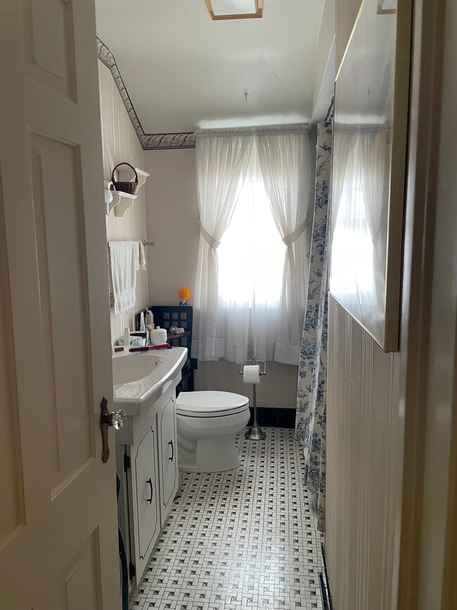 4131 N Newhall St, Unit Newhall St - Second Floor